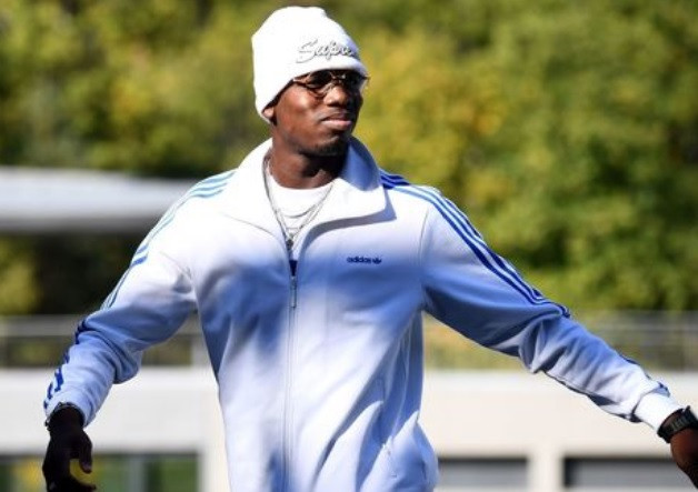 Paul Pogba chịu chơi với các đồng đội.