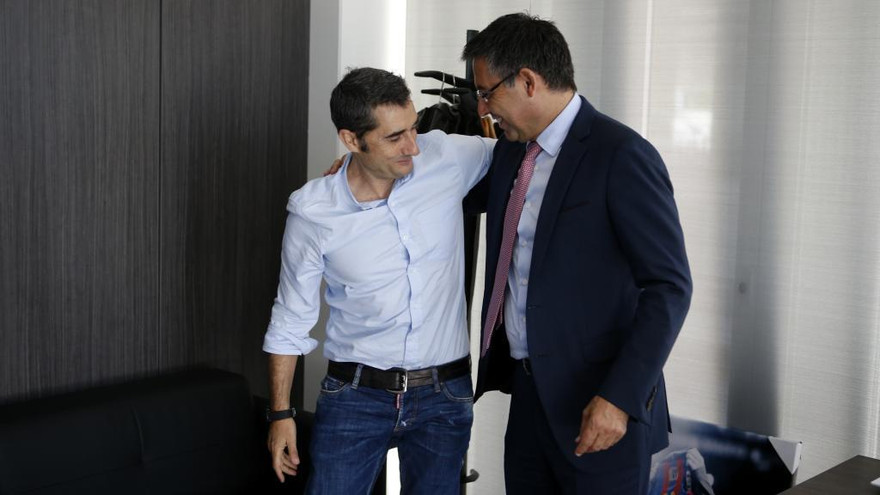 HLV Ernesto Valverde đối diện tương lai bất định ở Barcelona.