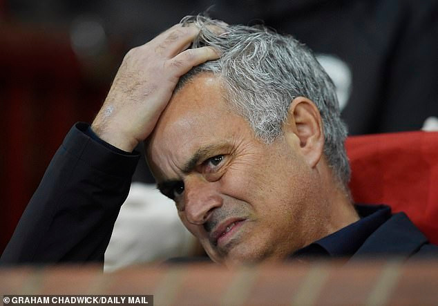 HLV Jose Mourinho chính thức bị M.U sa thải.