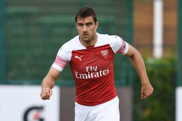 Sokratis Papastathopoulos bất ngờ dính chấn thương.