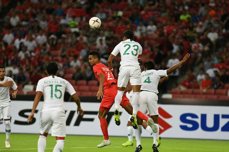 ĐT Indonesia (áo đỏ) nhọc nhằn giành 3 điểm trước Timor Leste.