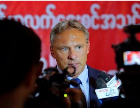 HLV Antoine Hey cho rằng đội tuyển Việt Nam sẽ gặp áp lực khi tiếp Malaysia.