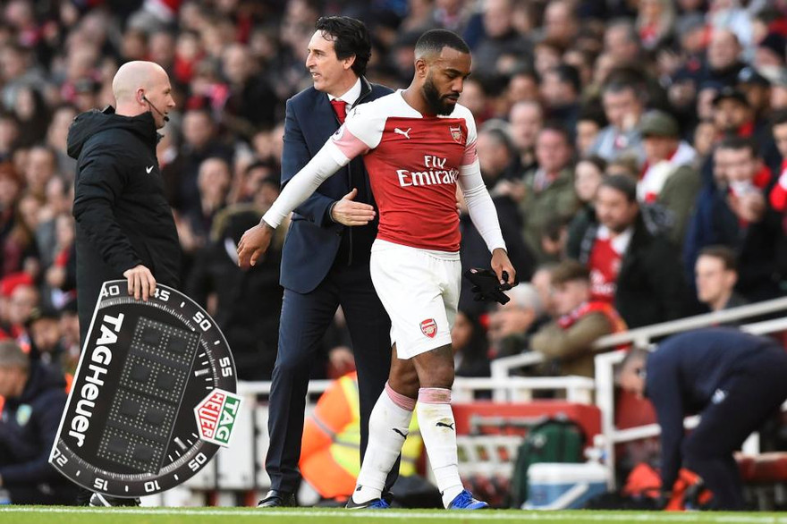 Alexandre Lacazette bực tức khi bị HLV Emery rút ra khỏi sân.