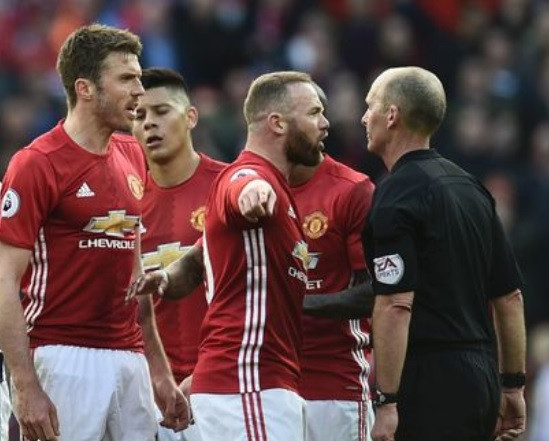 Trọng tài Mike Dean thường xuyên mang tới nỗi buồn cho M.U.