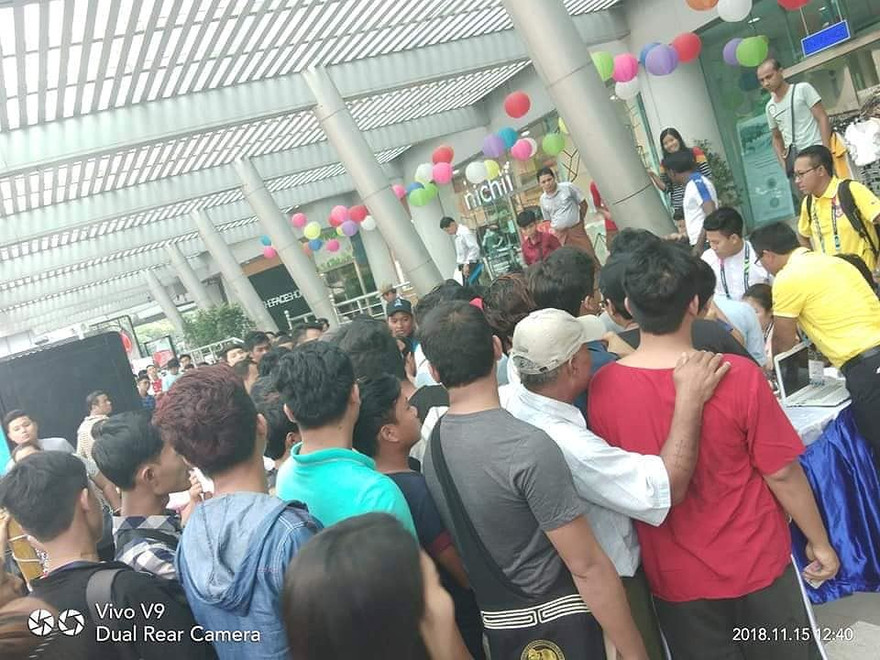 NHM Myanmar xếp hàng mua vé xem trận Myanmar vs Việt Nam.