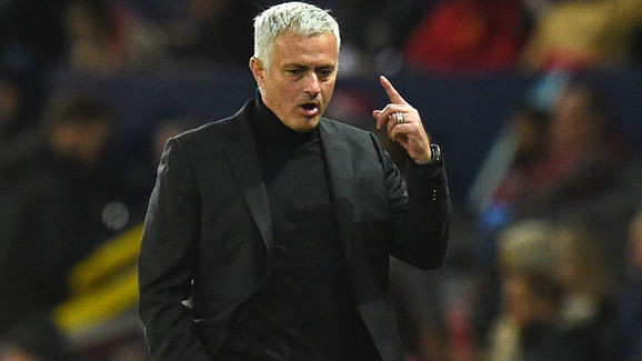 HLV Jose Mourinho liên tục có những hành động và phát ngôn thái quá.