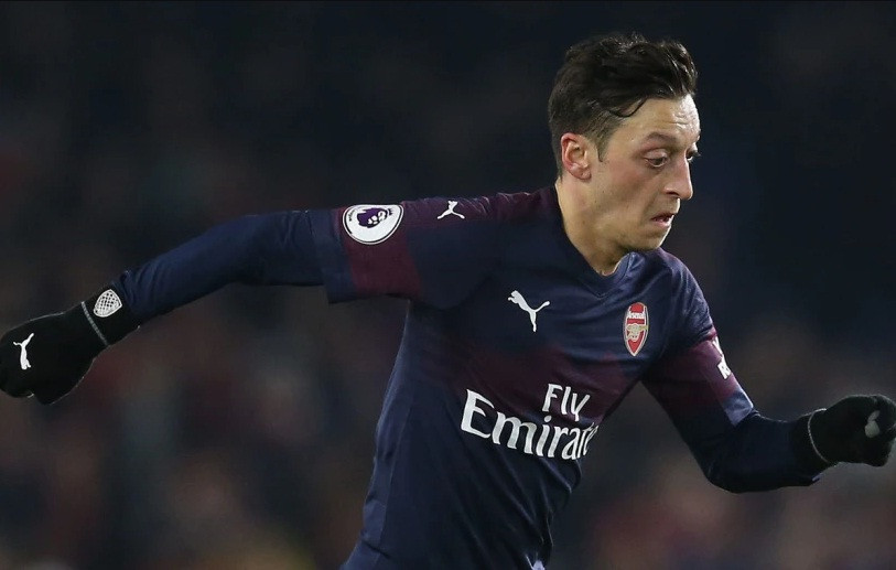 Mesut Ozil lỡ trận gặp Liverpool vì chấn thương.