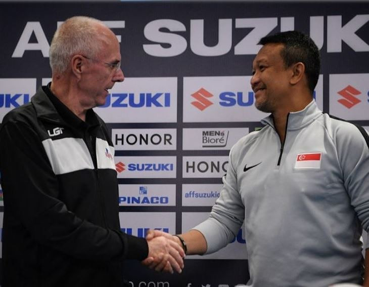 HLV Sven-Goran Eriksson và HLV Fandi Ahmad trong buổi họp báo trước trận đấu.
