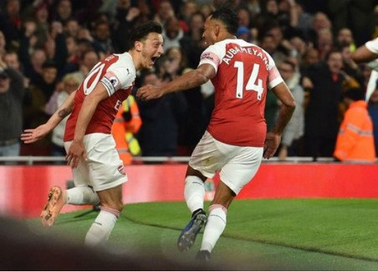 Mesut Ozil tỏa sáng rực rỡ trước Leicester City.