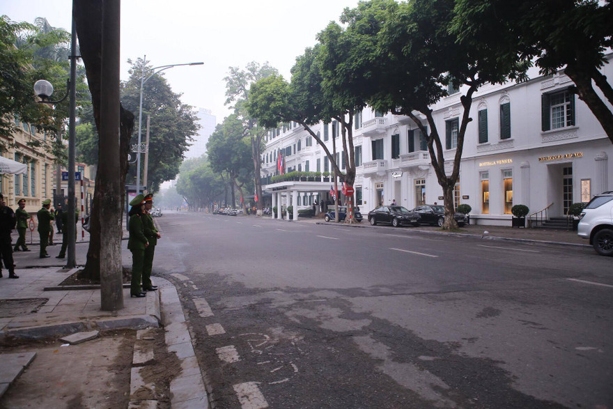 Khách sạn Metropole trong những ngày Tổng thống Donald Trump lưu trú luôn được bảo vệ nghiêm ngặt. Ảnh: Toan Toan