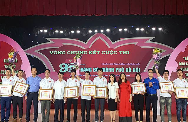 BTC trao giải thưởng cho đội thắng cuộc