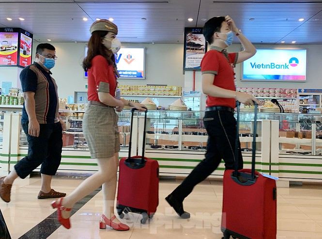 Trên chuyến bay, phi hành đoàn của các hãng hàng không đều đeo khẩu trang trong quá trình hướng dẫn và phục vụ hành khách.