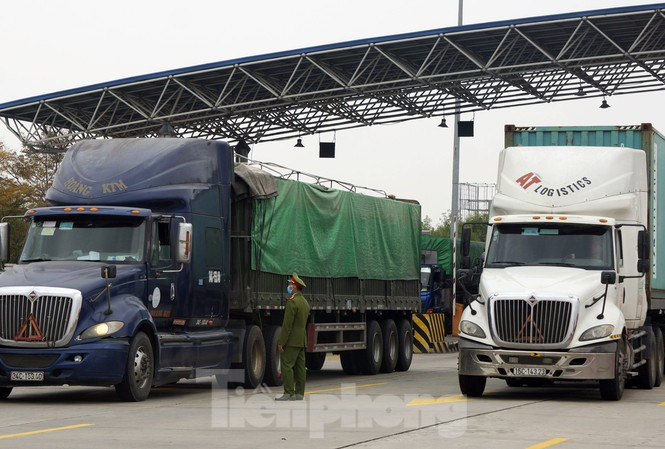 Bộ GTVT sẽ xây dựng quy chuẩn cho phương tiện chở hàng từ vùng có dịch COVID-19 để áp dụng thống nhất trên toàn quốc. Ảnh chốt kiểm soát phương tiện ra/vào Hải Phường tiếp giáo với Hải Dưởng.