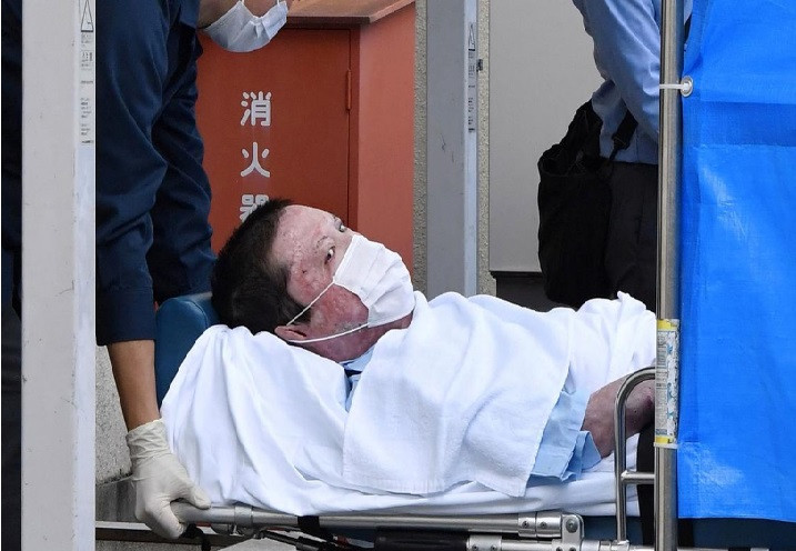 Nghi phạm bị bắt tại bệnh viện và được đưa đi bằng cáng tới thẳng trụ sở cảnh sát.