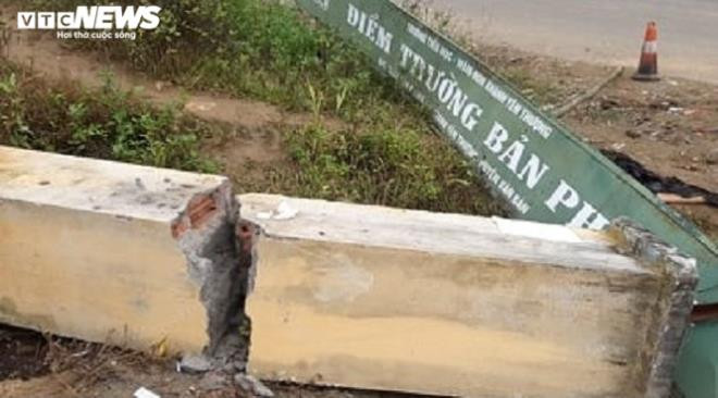 Cổng trường đổ sập, gãy đôi lộ kết cấu bằng gạch và xi măng, không có cốt thép. 