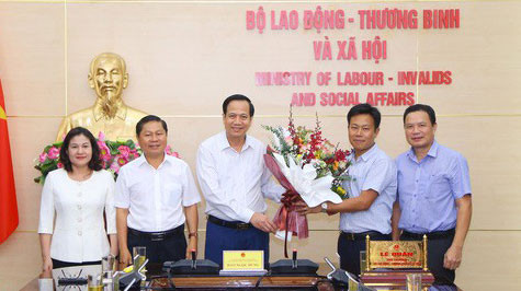 Lãnh đạo Bộ Lao động - Thương binh và xã hội chúc mừng đồng chí Lê Quân.