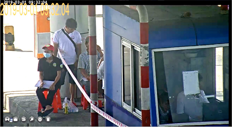 Một số người dân thực hiện đếm xe qua trạm thu phí BOT Ninh Lộc vừa qua.