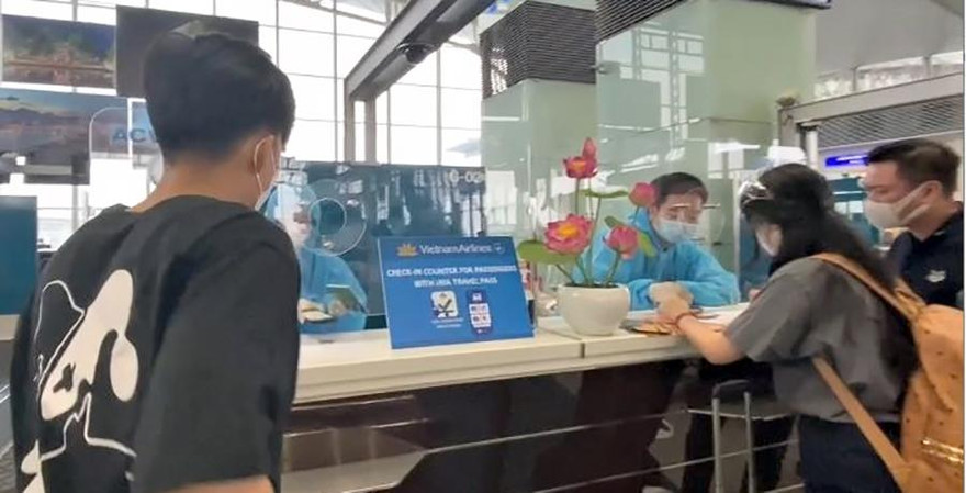Những hành khách đầu tiên thử nghiệm "hộ chiếu vắc-xin" điện tử để bay đi châu Âu.