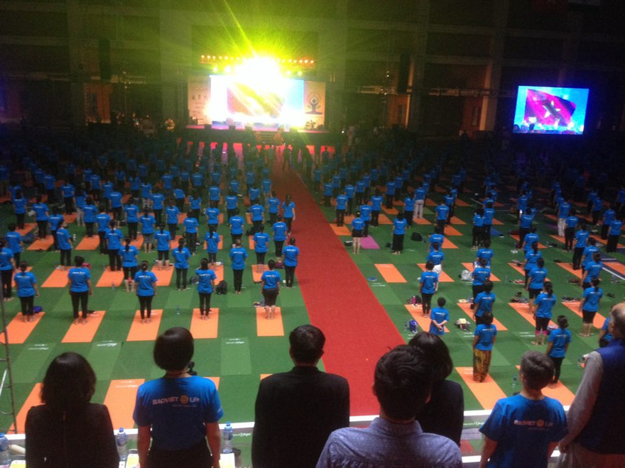 Trước màn đồng diễn, các đại biểu đứng nghiêm và nghe quốc ca Việt Nam và Ấn Độ. Ảnh: L.A 