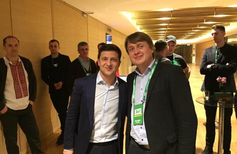 Ông Andriy Gerus ( phải) và Tổng thống Zelensky.
