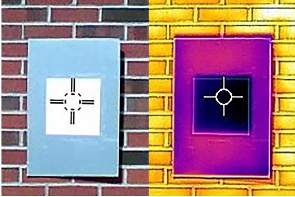 Một bức ảnh được chụp bởi máy ảnh hồng ngoại cho thấy sơn màu trắng (hình vuông sẫm màu) làm mát bảng xung quanh (hình chữ nhật) dưới nhiệt độ môi trường xung quanh.