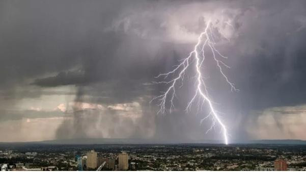 Tia sét lớn tấn công Melbourne, Úc khiến 10 người thiệt mạng, hàng ngàn người đi cấp cứu vì hen suyễn.