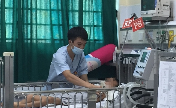 Bệnh nhi viêm não được chăm sóc tại buồng cấp cứu 