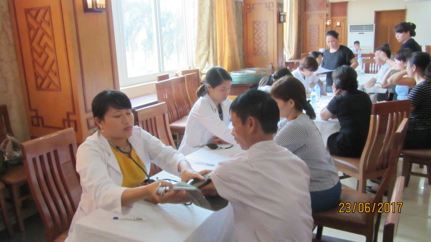 Các hoạt động trong đợt khám và tư vấn về sức khoẻ do Trường Đại học Y tế công cộng phối hợp với Công ty Prudential tổ chức