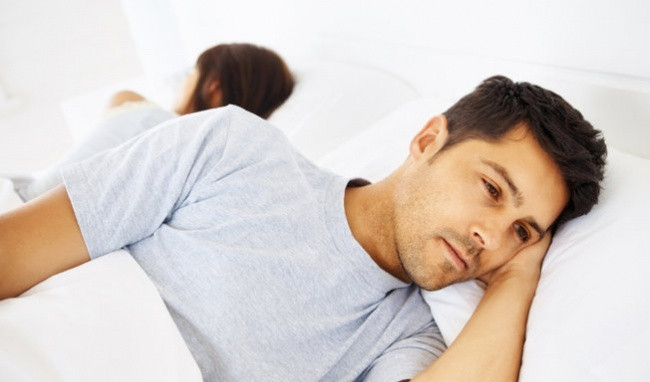 Có những biểu hiện rất nhỏ nhưng đủ để một người phụ nữ nhạy cảm có thể biết chàng đang không hứng thú với "chuyện ấy". Ảnh minh hoạ: Internet