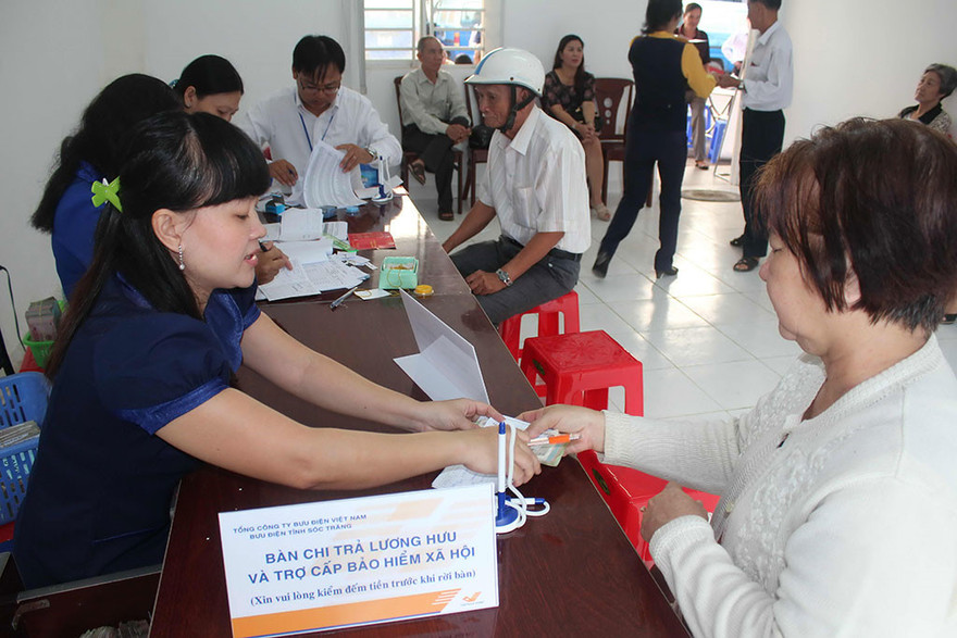 Cấp bù cao nhất hơn 12% lương cho lao động nữ nghỉ hưu năm 2018. Ảnh minh họa.