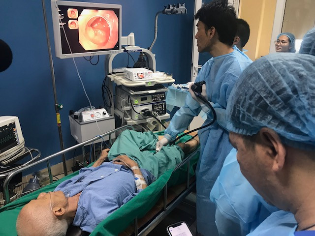Chuyên gia Nhật Bàn và Bệnh viện K tiến hành phẫu thuật nội soi ung thư đại trực tràng cho bệnh nhân La bằng phương pháp nội soi nhuộm màu và phóng đại. Ảnh: BV cung cấp