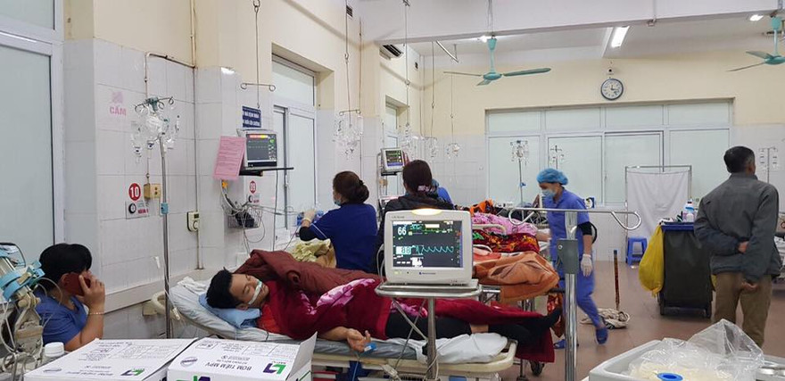 Các nạn nhân ngộ độc trứng cóc đang được điều trị tích cực tại Bệnh viện Đa khoa tỉnh Hòa Bình. Ảnh: BS cung cấp