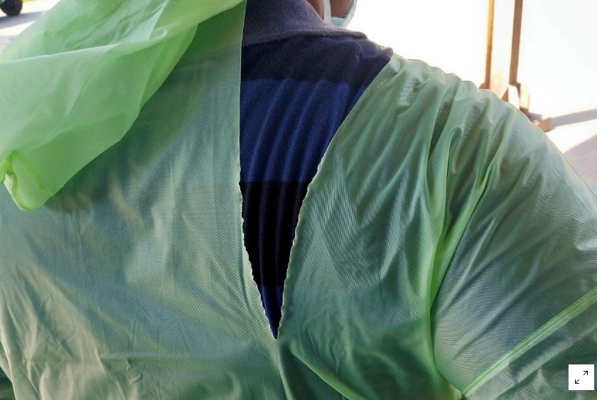 Đăng ảnh mặc áo mưa làm thiết bị bảo hộ trên Facebook, một bác sỹ bị cảnh sát thẩm tra và buộc gỡ bài.