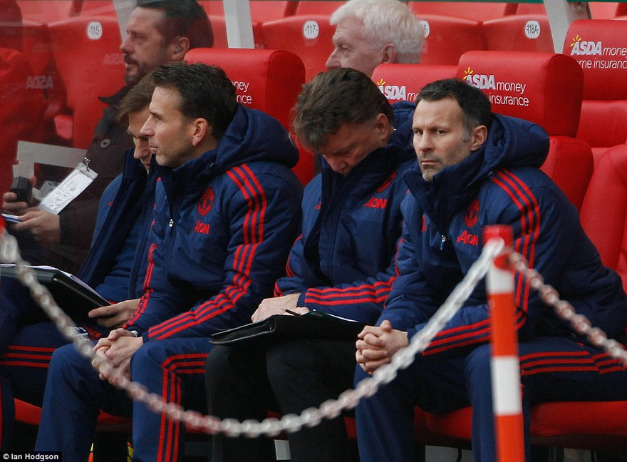 CĐV M.U muốn Van Gaal bị sa thải càng sớm càng tốt.