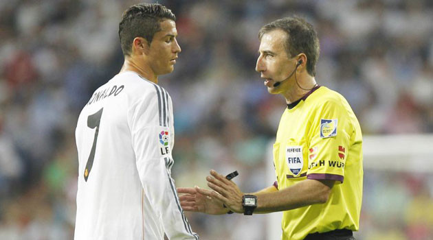 Trọng tài David Fernandez có nhiều quyết định mang lại ưu thế cho Real Madrid.