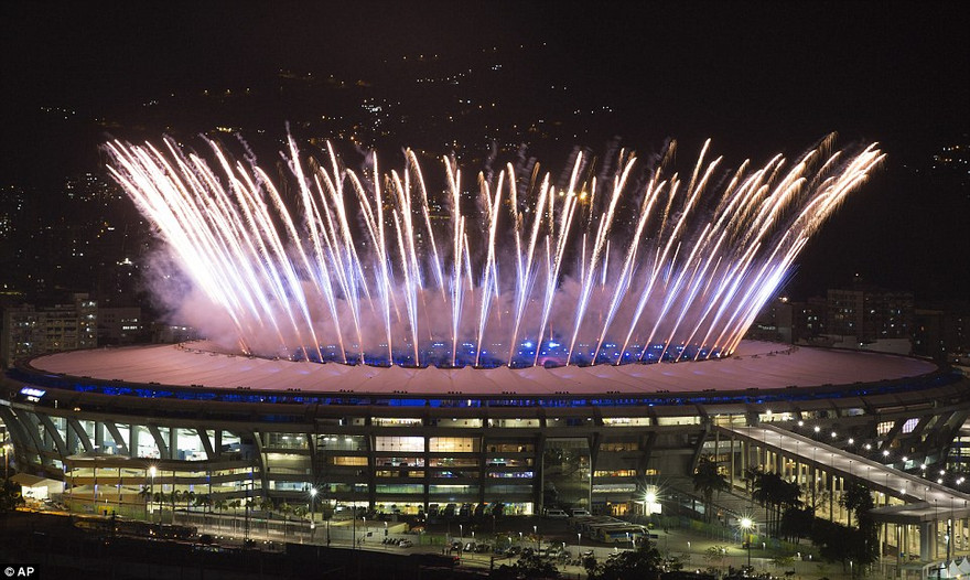 Pháo hoa rực sáng sân Maracana trong đêm khai mạc Olympic 2016.