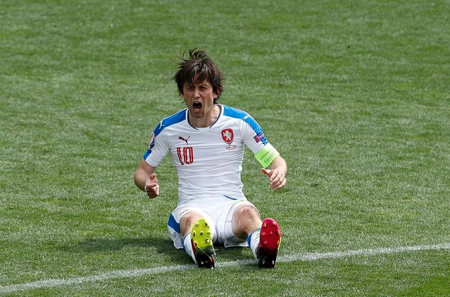 Rosicky không thể tiế tục thi đấu tại Euro 2016. (Nguồn: AP)