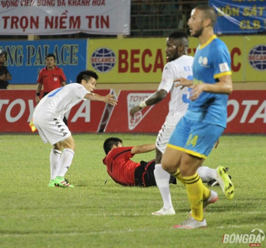 Văn Quyết có thể bị treo giò tổng cộng 3 trận.