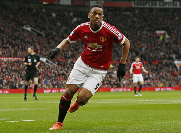 Martial ăn mừng bàn thắng vào lưới Leicester City.