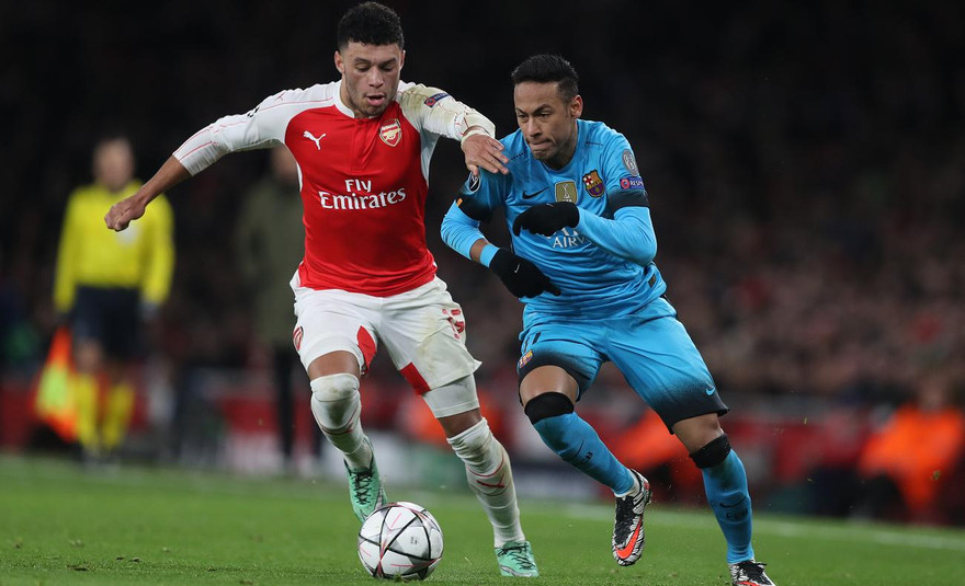 Oxlade-Chamberlain dính chấn thương nặng trong trận đấu với Barcelona.