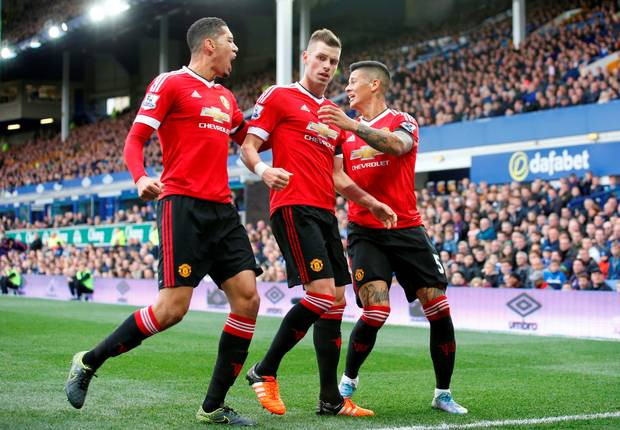 Marcos Rojo và Morgan Schneiderlin sẽ vắng mặt trong trận chung kết FA Cup.