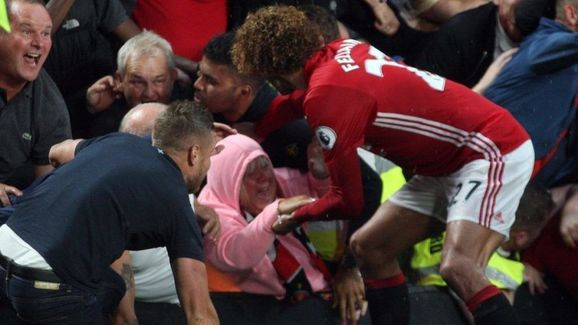 Fellaini giải cứu CĐV nữ M.U bị mắc kẹt.