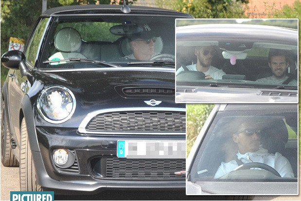 Bastian Schweinsteiger lẳng lặng rời sân tập Carrington.