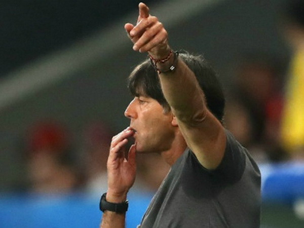 Loew lại có hành động mất vệ sinh.