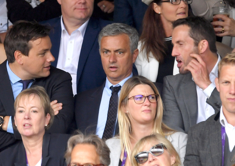 Mourinho thất vọng khi Van Gaal không chiêu mộ Renato Sanchez.