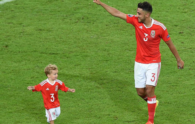 UEFA cấm các cầu thủ đưa gia đình xuống sân ăn mừng chiến thắng.