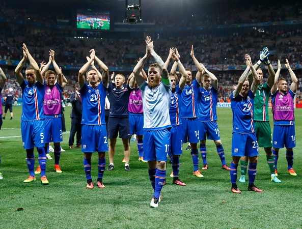 Iceland ăn mừng sau khi đánh bại tuyển Anh.