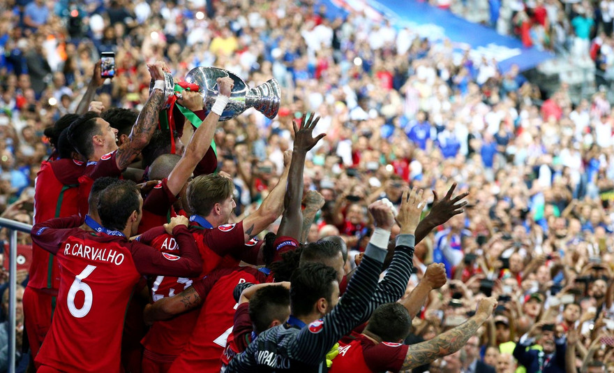 Các cầu thủ Bồ Đào Nha với chiếc Cup vô địch