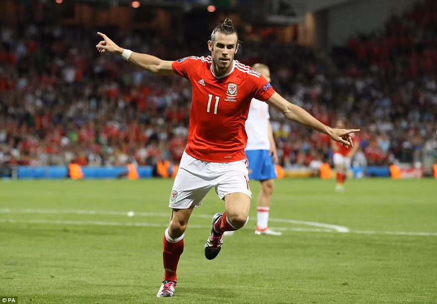 Gareth Bale ăn mừng bàn thắng ấn định tỷ số cho xứ Wales.