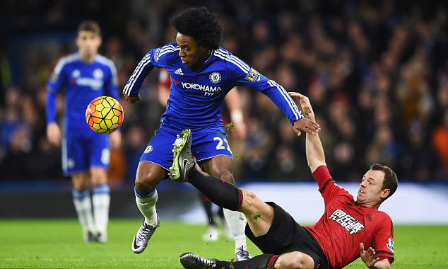 Willian (áo xanh) sẵn sàng ký hợp đồng mới.